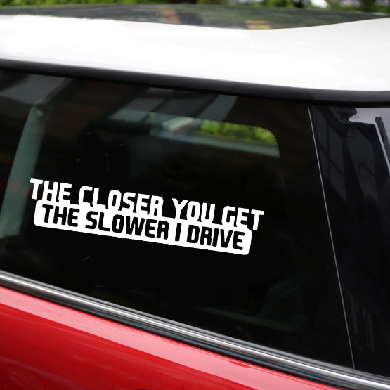 "The closer you get the slower I drive" Auto Aufkleber 16 x 4 Weiss